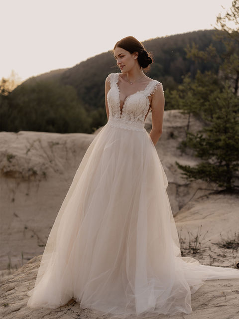 Braut in weißen Kleid, bei Sonnenuntergang