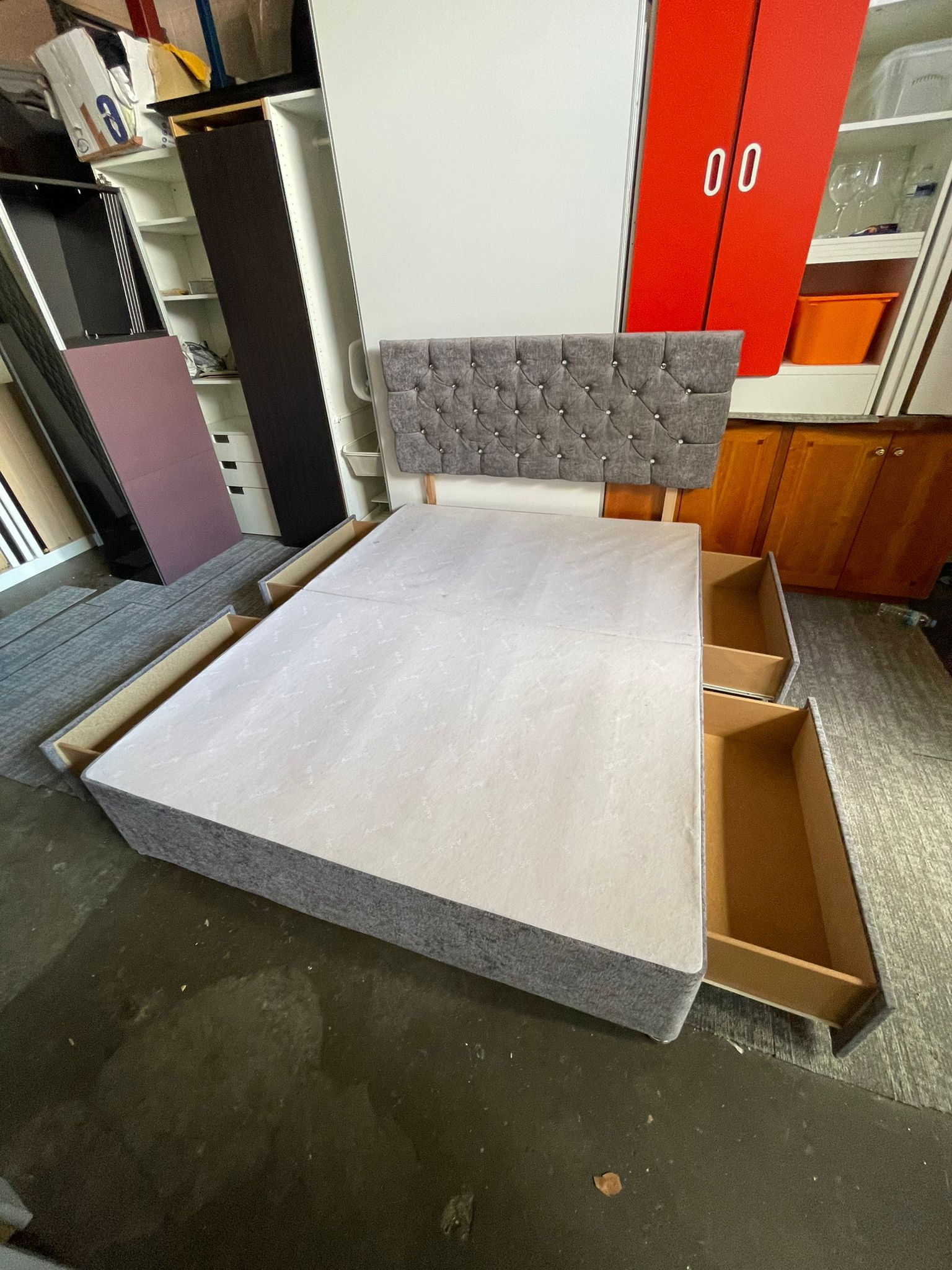 Divan kingside bed with 4 drawers and headboard, in good condition. 