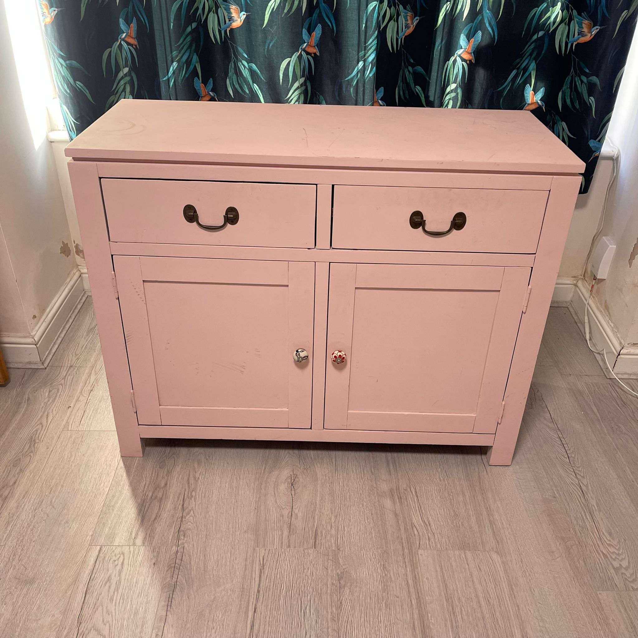 Wooden painted Sideboard 2 doors and 2 drawers, in good condition.