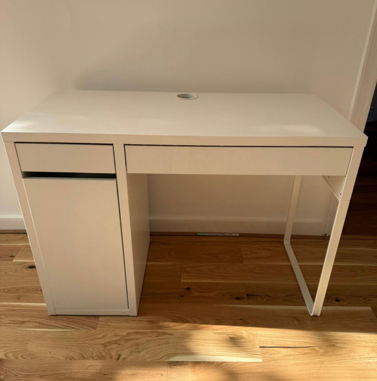IKEA MICKE Desk, white , in good condition.