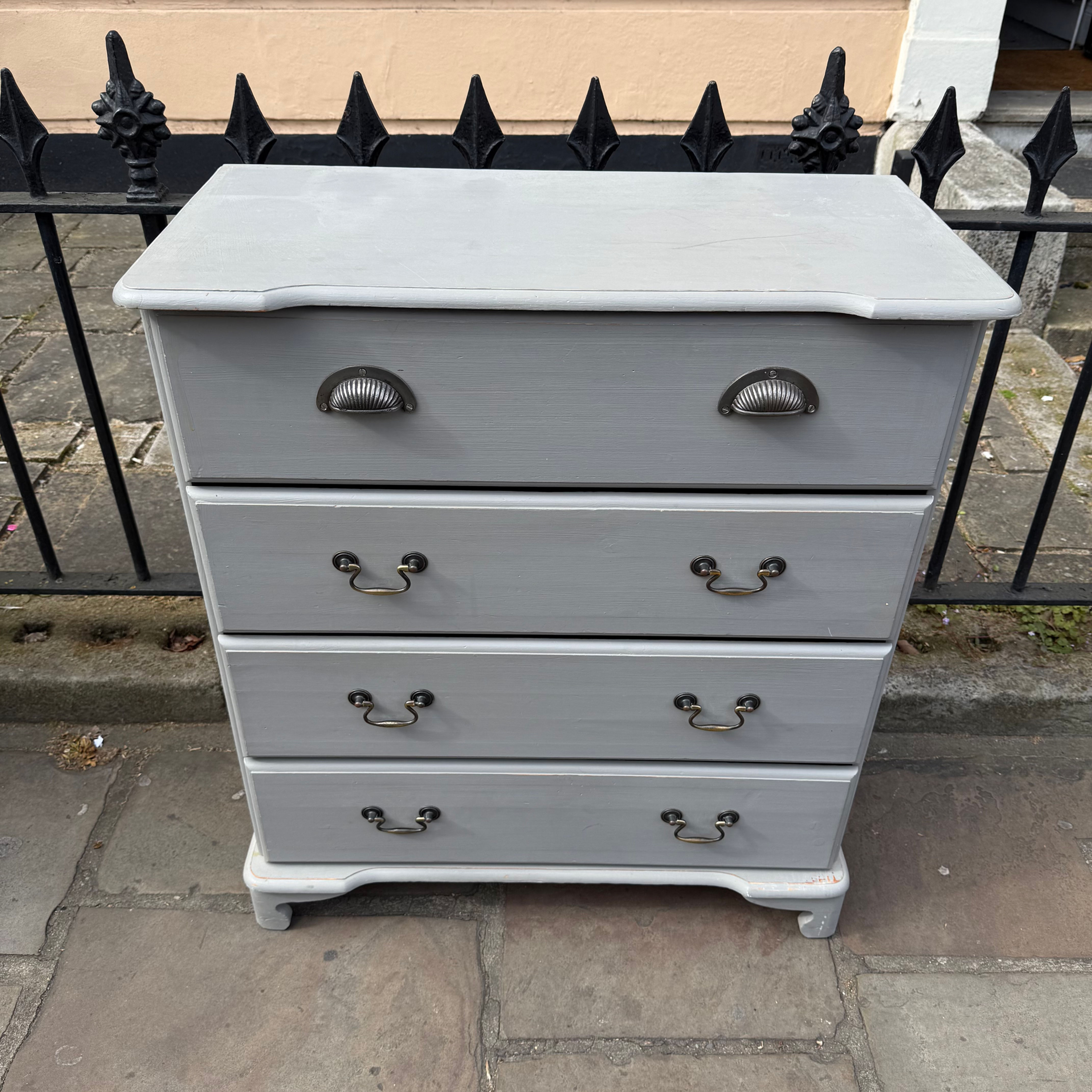 Victorian Pine Chest of 4 drawers, in good condition.