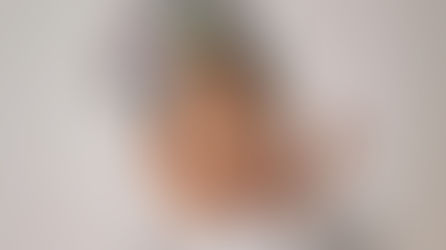 Un enfant avec une couronne sourit à sa Mère Divine et son Père Divin.