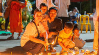 Des bouddhistes allument des bougies lors de la fête du Wesak