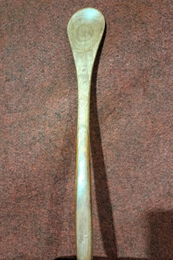 COLHER DE MADEIRA GRANDE COMPRIDA 2