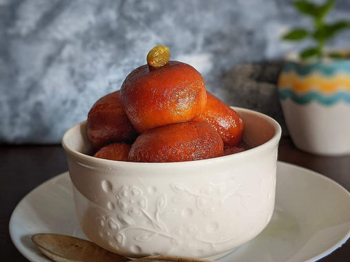 আর শেষ পাতে মিষ্টি মুখে একটু গুলাব জামুন হয়ে যাক! খুব সহজে কীভাবে বানাবেন, বললেন তনুজা আচার্য।