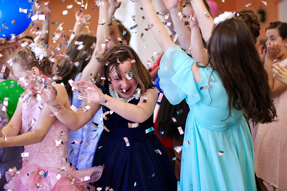 Niños celebrando el día del niño con confetti