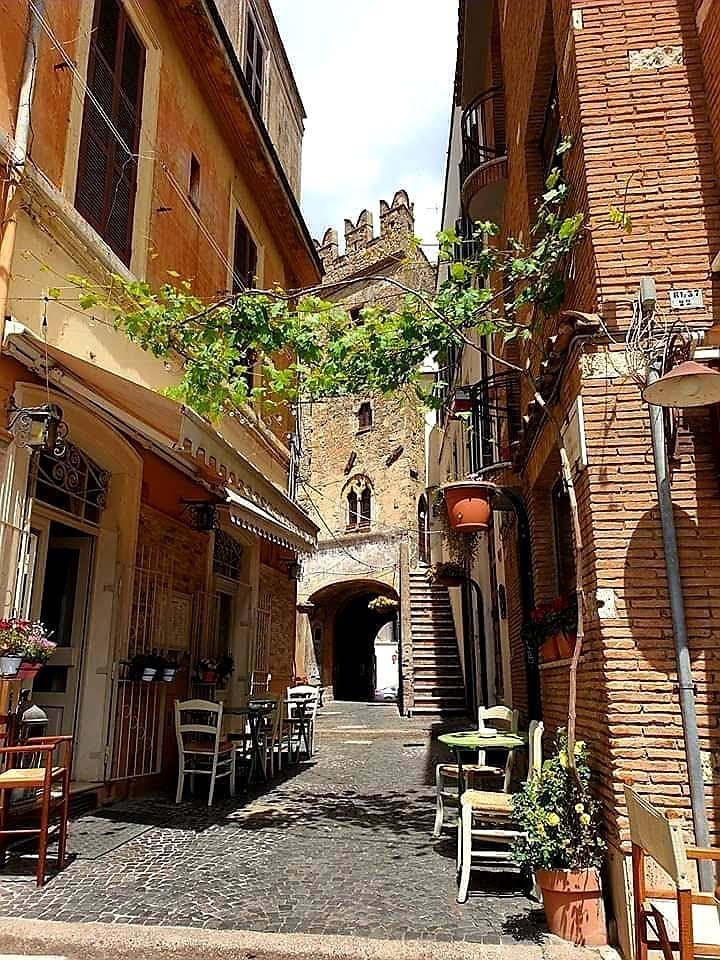 Vista dall'interno del borgo medievale di Nettuno