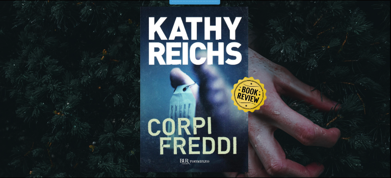 Copertina del libro Corpi freddi di Kathy Reichs, con sfondo foto di mano che emerge dalla vegetazione via Unsplash