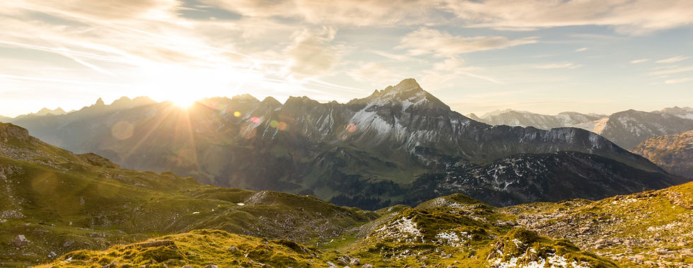 Aufgehende Sonne über einem Gebirgsrelief
