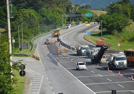 VIALAGOS RECEBE PINTURA DE FAIXAS E MANUTENÇÃO DO PAVIMENTO