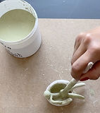 Mit Pinsel Ton glasieren