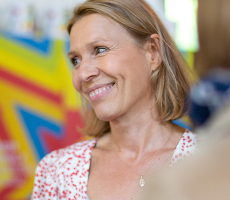 Simone Brandes lächelt freundlich