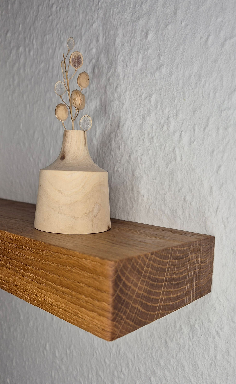 Miniaturbild: Wandregal schwebend aus Eiche Massivholz Seitenansicht mit Dekoelementen