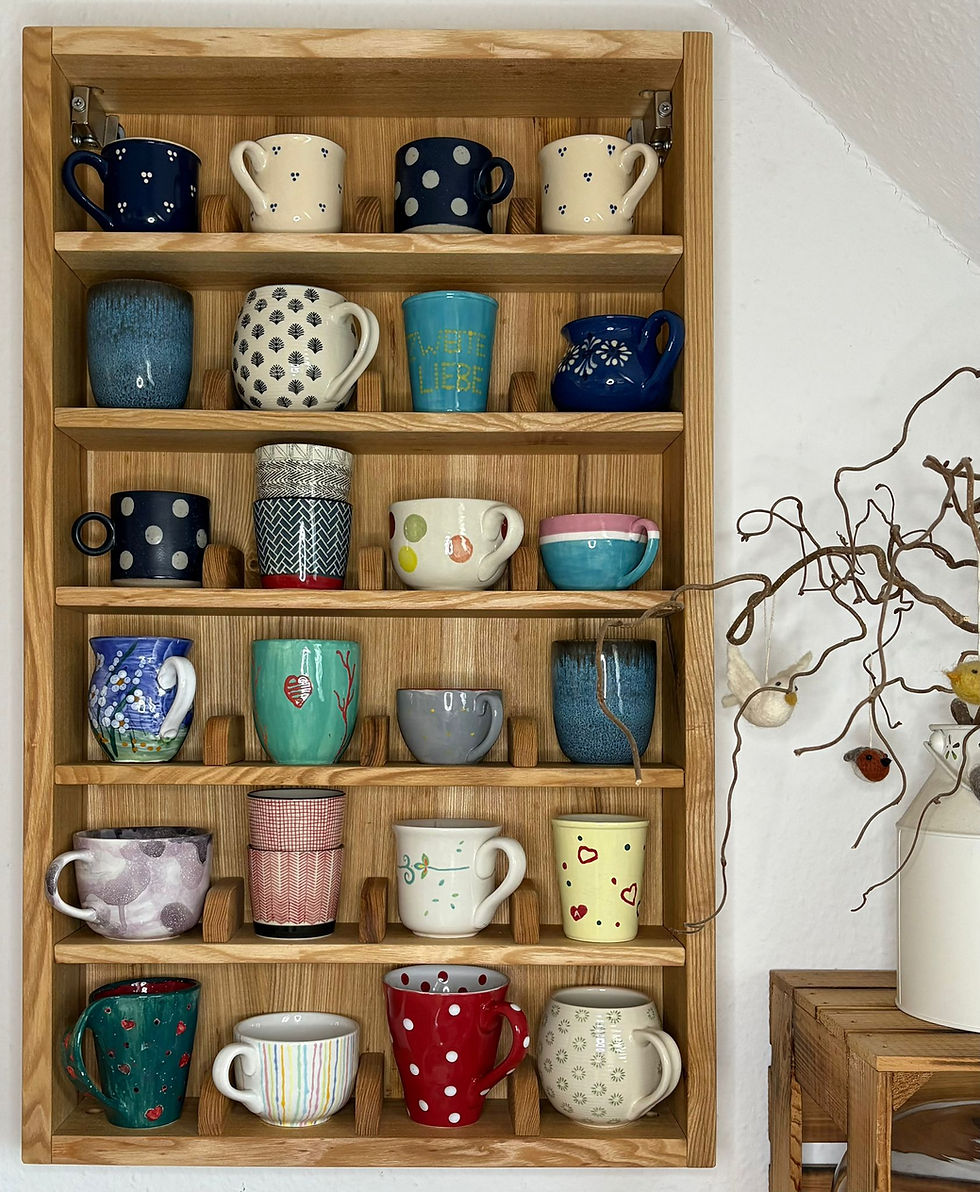 Tassenregal groß in einer Küche mit Vase