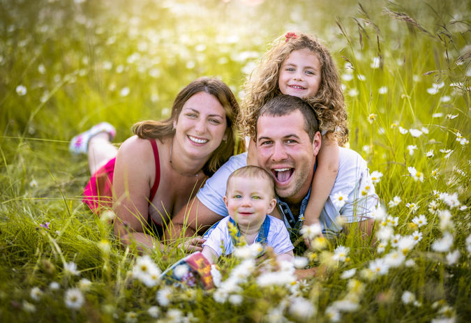 Famille heureuse dans un champ de fleurs