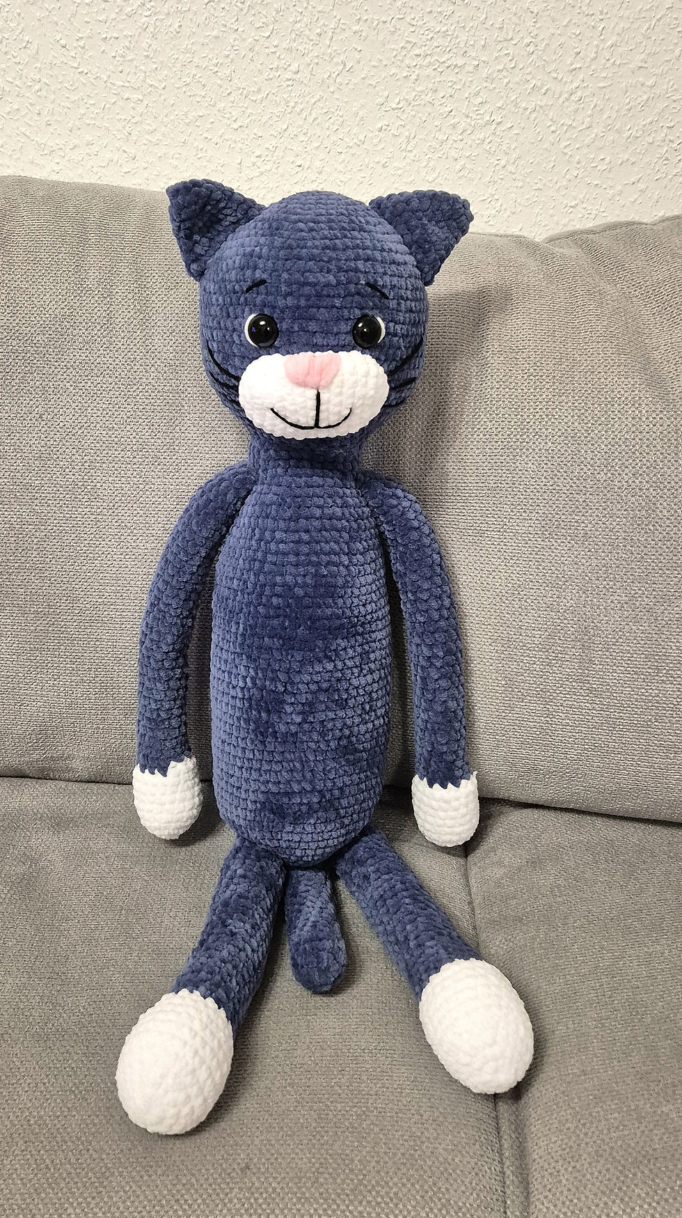 plüschige, gehäkelte Katze