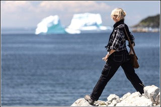 Arianna Dagnino di fronte agli iceberg che d'estate scivolano lungo le coste del Newfoundland (Terranova). Foto di Stefano Gulmanelli