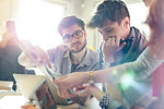 PERSONAS PLATICANDO Y PLANEANDO