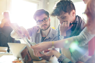 公司進貨金額與銷售金額差異巨大，遭查核後發現有虛設立人頭公司立之不實統一發票。