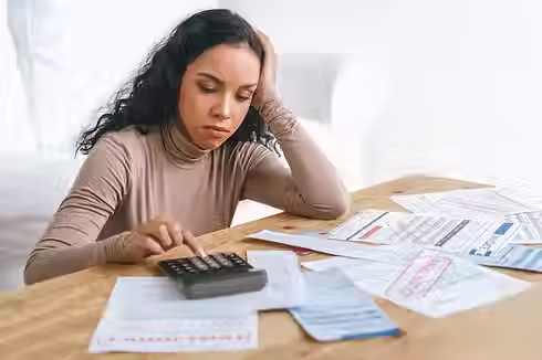 jovem-estressada-tem-problemas-financeiros-com-dividas-de-cartao-de-credito-para-pagar-o-c