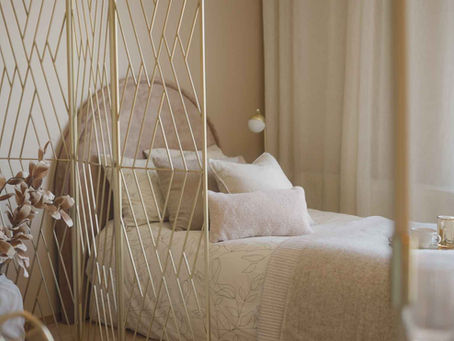 Beige petaus makuuhuoneessa