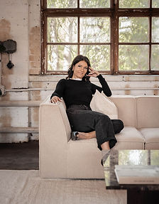 Sofia Ala-ajos istuu