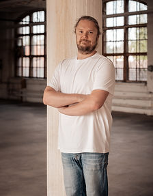 Pekka Mehtonen seisoo tolpan vieressä kädet puuskassa