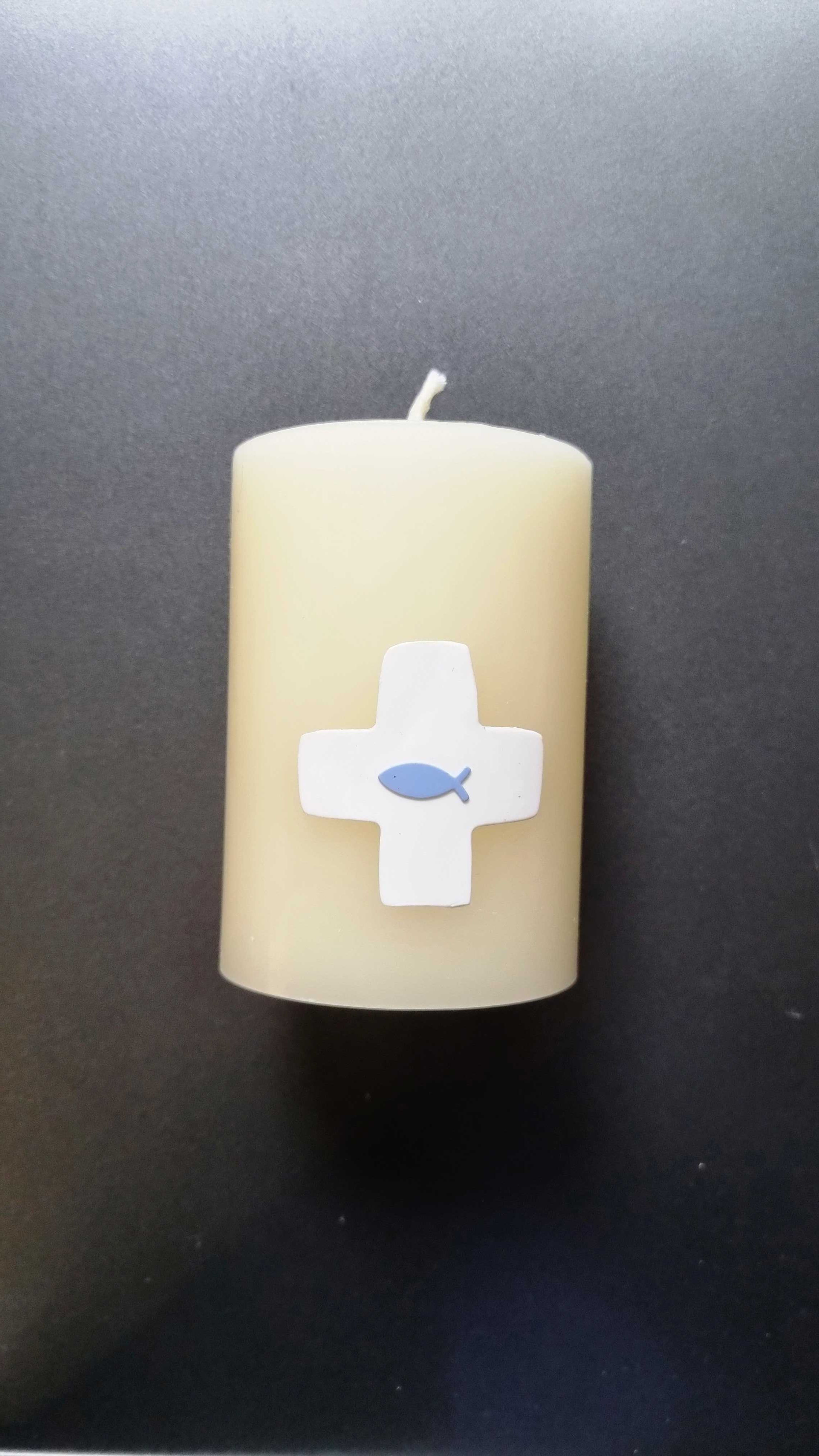 Croix et poisson bleu