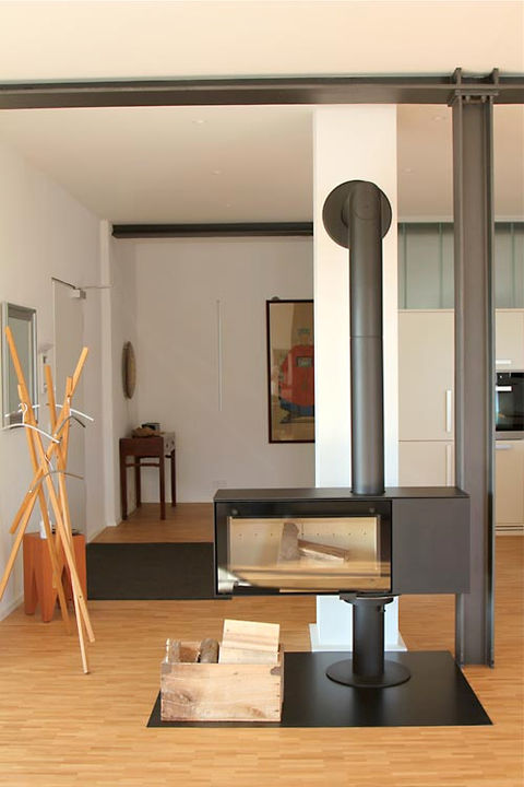 Moderner Kaminofen im modernen Wohnraum