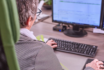 Mann arbeitet am Computer