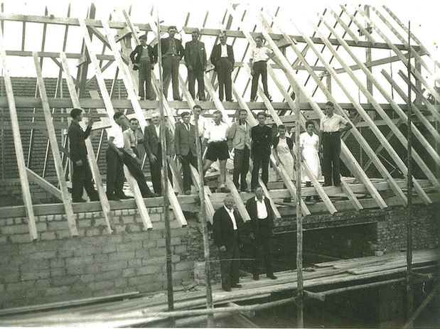 Bauarbeiter posieren auf Dachgerüst, Nowack Holzbau
