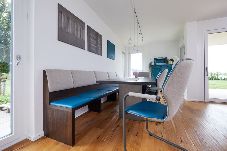 Moderne Eckbank und Stühle im Essbereich
