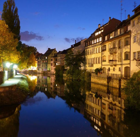 Abendliche Kanalansicht mit Spiegelungen im Wasser in Straßburg