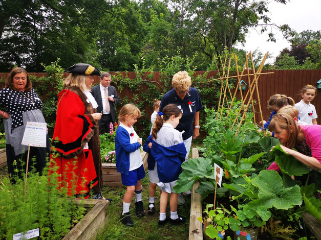 Mayor Cllr Marsha Moseley with Glenesk Gardening club.jpeg