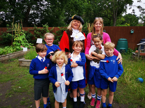 Mayor Cllr Moseley Sarah Bradley Head and Glenesk Gardening club.jpeg