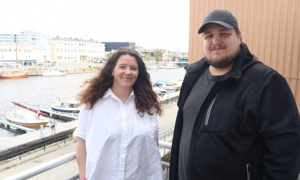 Daglig leder Lisbeth Plassen og supportansvarlig Ole Skoveng er godt fornøyd med sien nye lokaler, ikke minst at de ligger sentralt. Dessuten er det god utsikt til Kanalen og området omkring.