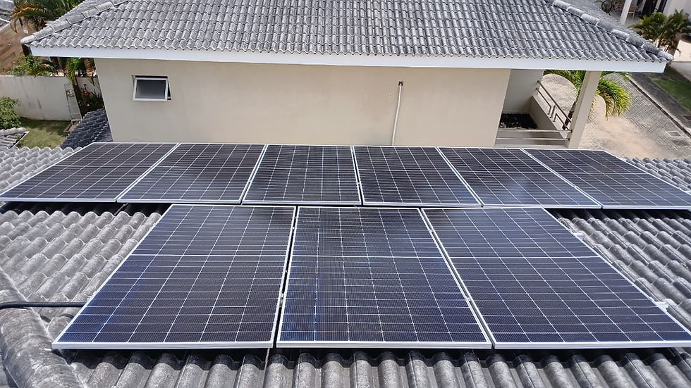 Painéis solares instalados em residência, representando serviços de energia solar da Eletroki em Salvador.