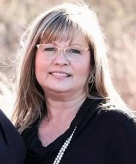 leslie headshot.jpg