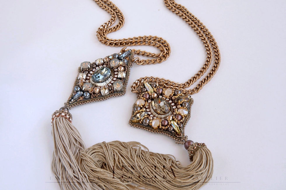 Кулон с кистью вышивка кристаллы  жемчуг Swarovski