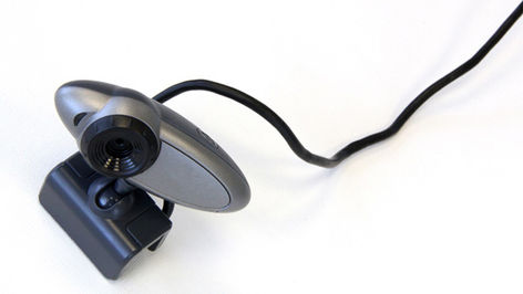 ウェブカメラの接続拒否で解雇、そして7万3,000ドル