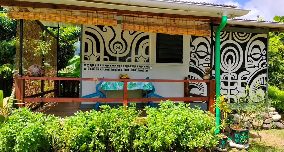 Photo de la devanture du bungalow privatif Noho Mai hébergement de location saisonnière aux îles Marquises - Nuku-Hiva - Taiohae - fleur marquises