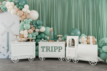 White train party decor for Tripp, with balloons