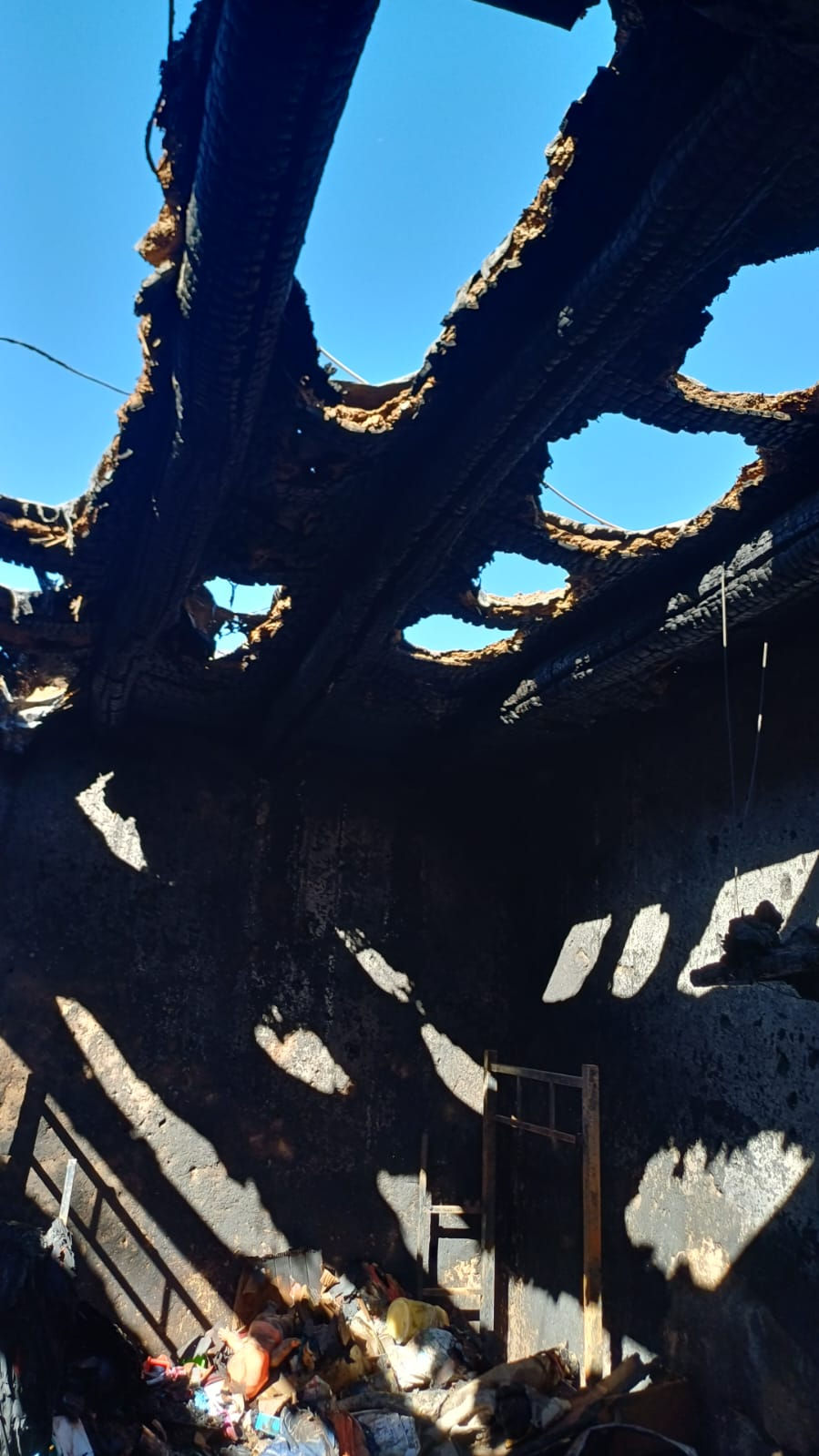 Noche de angustia en El Arenal por el incendio que dejó a una familia sin hogar