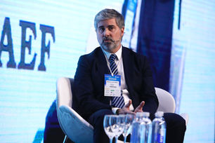 Barrick dinamita el consenso minero en el Congreso del IAEF y reabre la guerra con la CAEM