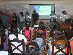 Quince mujeres de Iglesia se capacitan como conductoras profesionales de maquinaria pesada