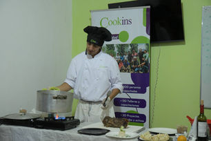 Taller navideño en Villa Iglesia reunió a vecinos en una jornada culinaria impulsada por Cookins