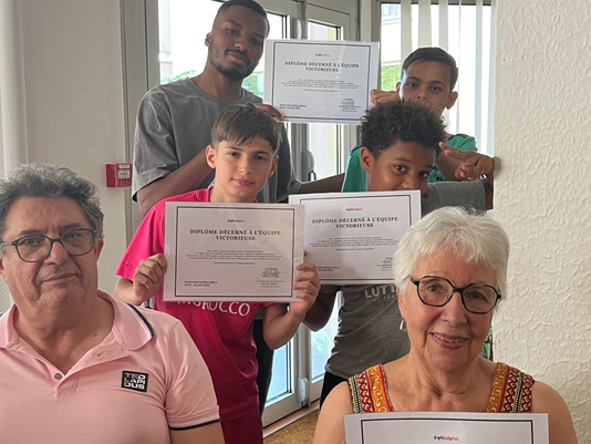 Enfants et seniors réunis par les maths : une expérience intergénérationnelle unique