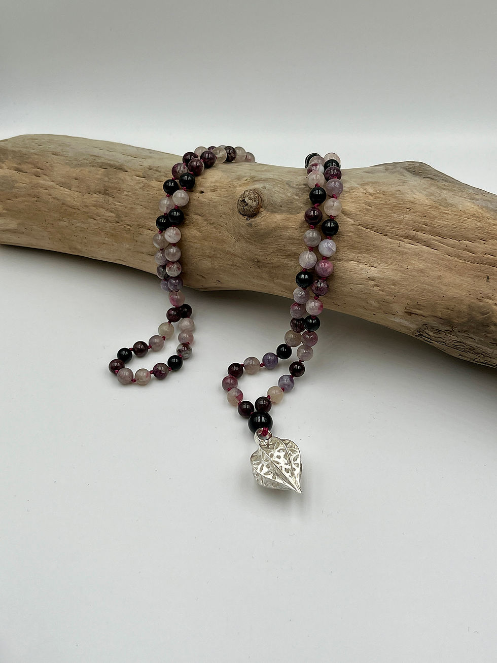 Malakette mit Schörl (Schwarzer Turmalin) und Pflaumen-Turmalin