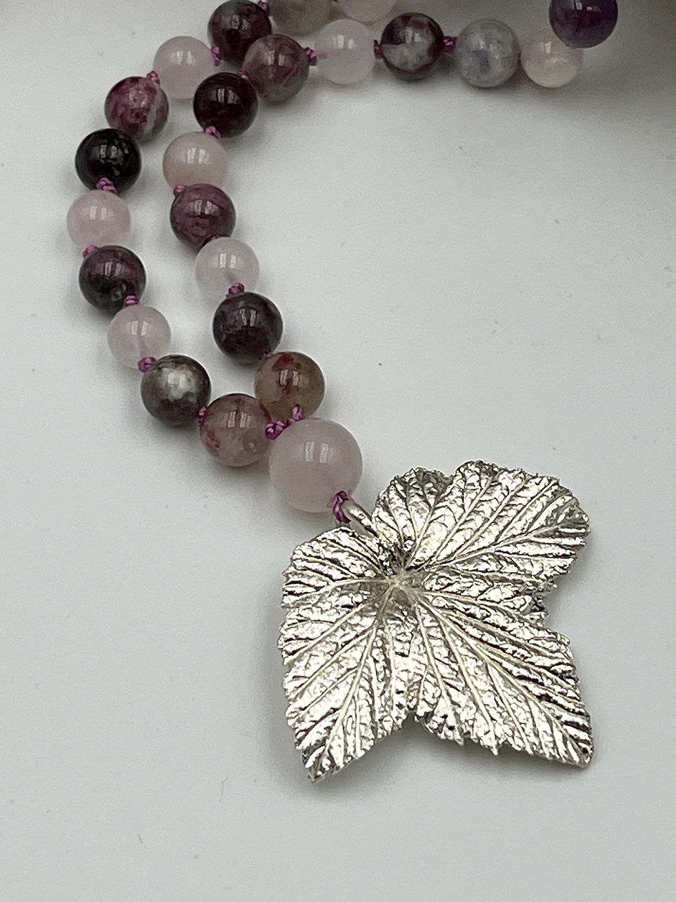 Miniaturbild: Malakette mit Pflaumen-Turmalin, Rosenquarz und Amethyst