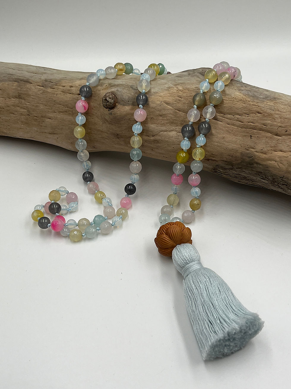Malakette in Bonbon-Farben bunt mit Quarz (gefärbt) und hellblauer Quaste